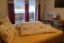 Schlafzimmer mit Doppelbett