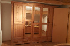 Schlafzimmer mit Schrank