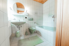 Zimmer 9 Bad Wohnbereich